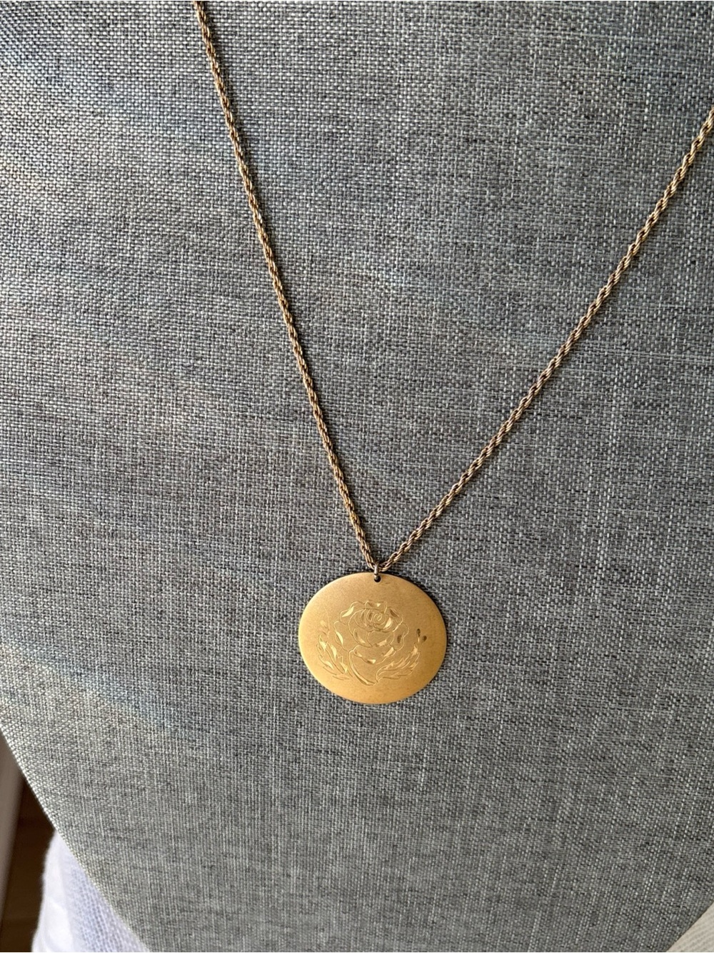 Vintage Etched Floral Gold T Avon 100 Year Keepsake 1986 Rose Medallion Necklace